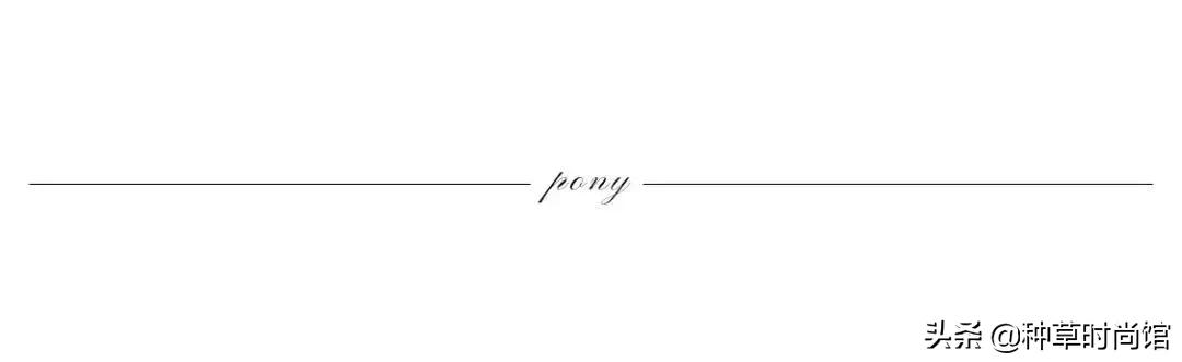 关晓彤素颜自拍与鹿晗撞脸,关晓彤为鹿晗庆生后芭比造型亮相