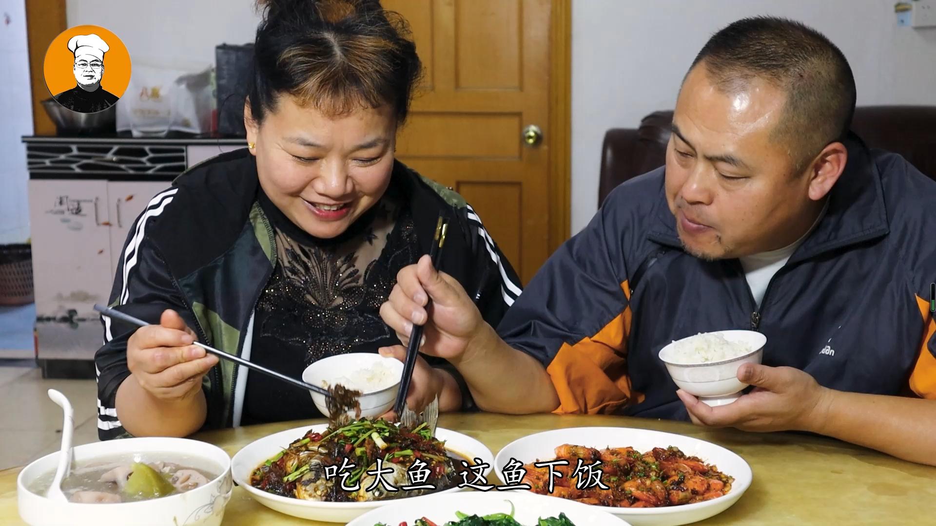 把一整条鱼扔进电饭锅里太香了,把一整条鱼放进电饭锅中