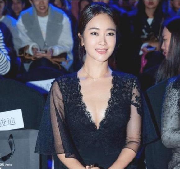 42岁左小青风姿不减当年,左小青1岁到45的容颜变化