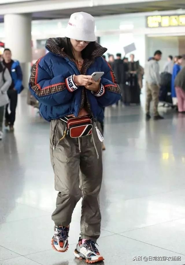 杨幂机场秀穿搭,机场走秀女明星