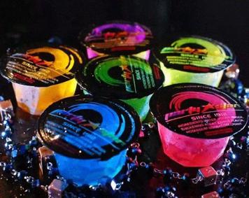 你不知道，每天晚上有多少男人在酒吧门口等着“捡尸”