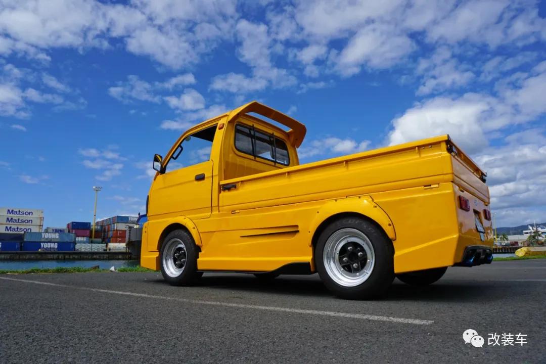 中置四驱五速手动的双门超跑，今晚我在秋名山等你