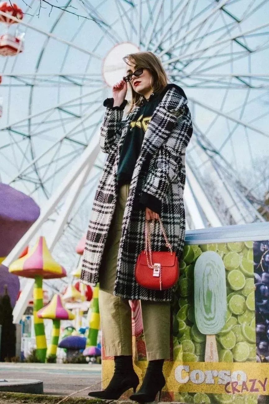 黑白格纹大衣怎么搭配好看,戴帽子黑白格纹大衣怎么搭配好看