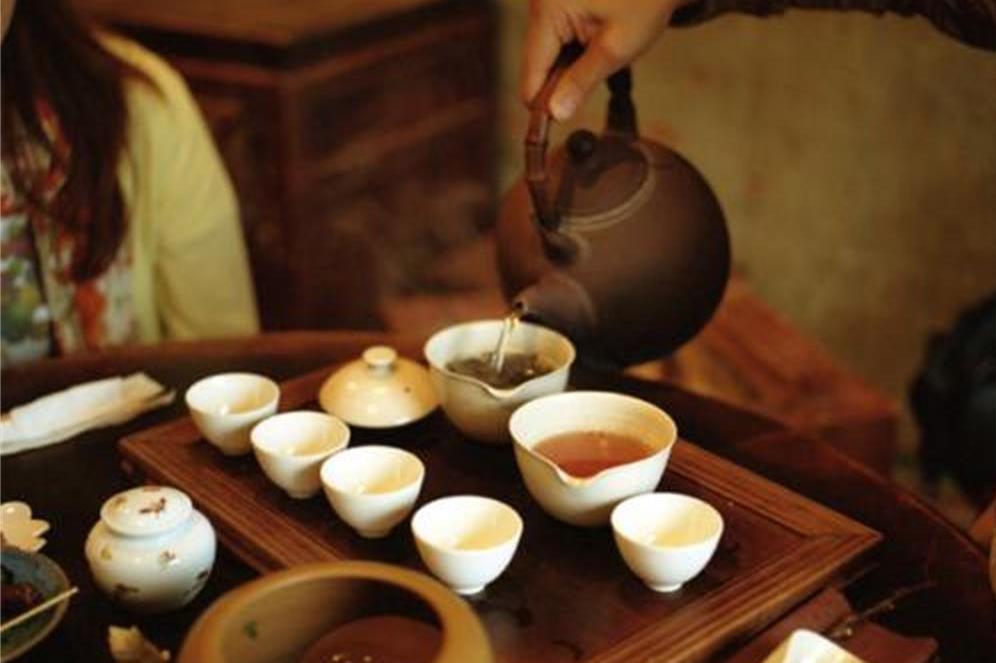 下置水桶饮水机换水麻烦,饮水机下面换水