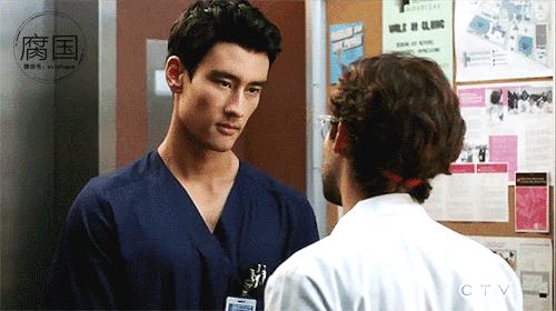 帅气亚裔骨科医生攻X呆萌白人眼镜实习生受，互动实在是太甜了！