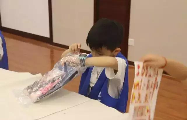 浓墨勾勒漾脸谱，薪火传承构新图