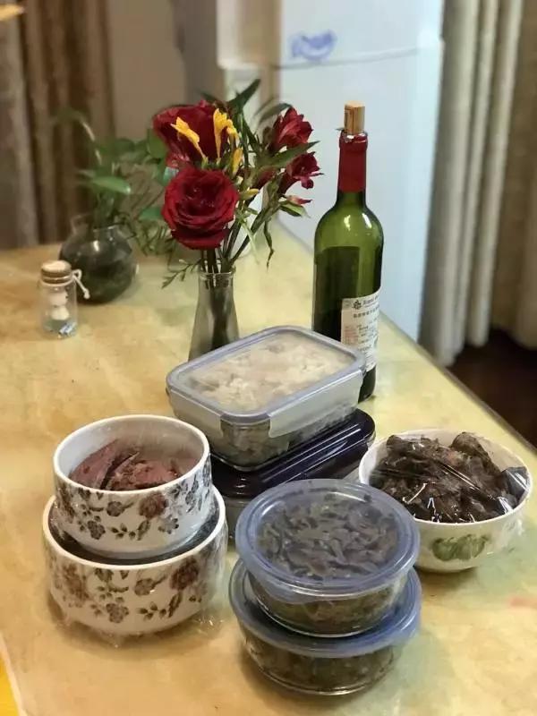 父母看儿子带了100个包子！留学生笑而不语：你是没见过我爸妈……