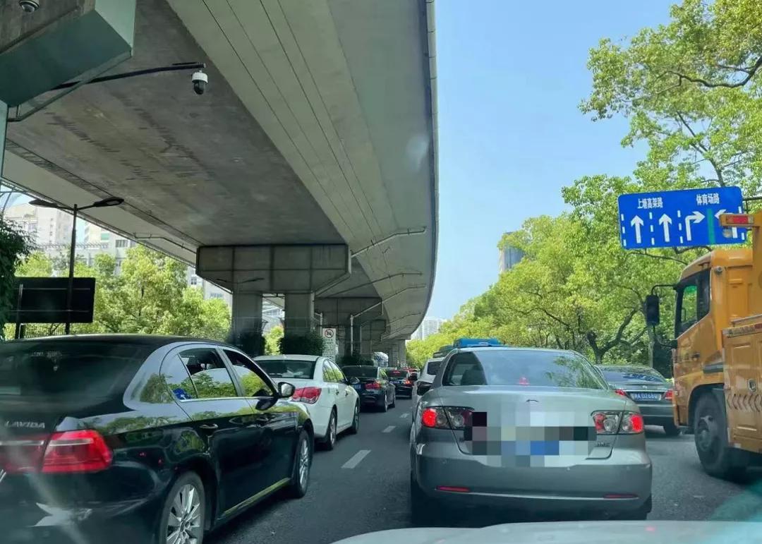 杭州东站堵车现状,杭州东站出现大量人员滞留