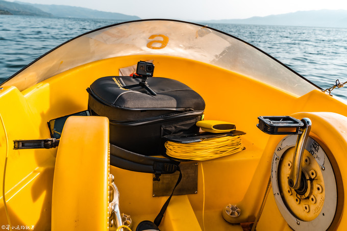 在高山湖泊边拍摄的风景照片湖底,绝美天池风光摄影照片