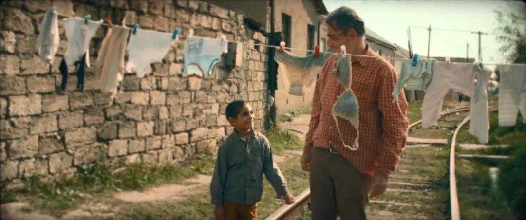 《文胸奇缘》：火车司机拿着文胸到处寻找失主，这影片太不正经了