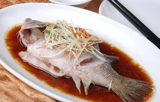 清蒸鱼先放酱油还是先放盐,清蒸鱼放酱油的诀窍