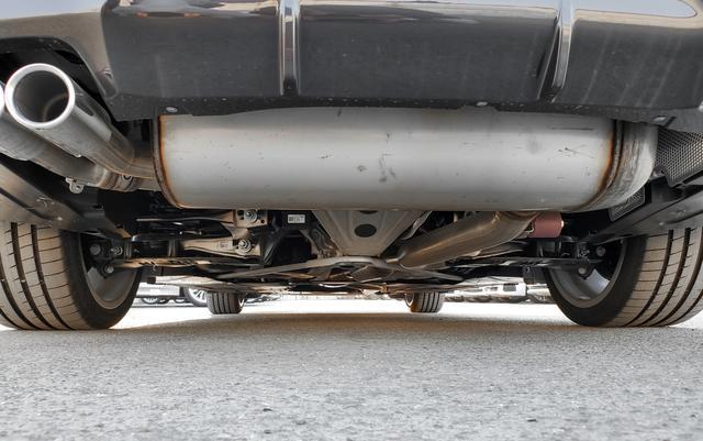 全新宝马4系coupe实车运动感,宝马4系敞篷1米8身高能开吗