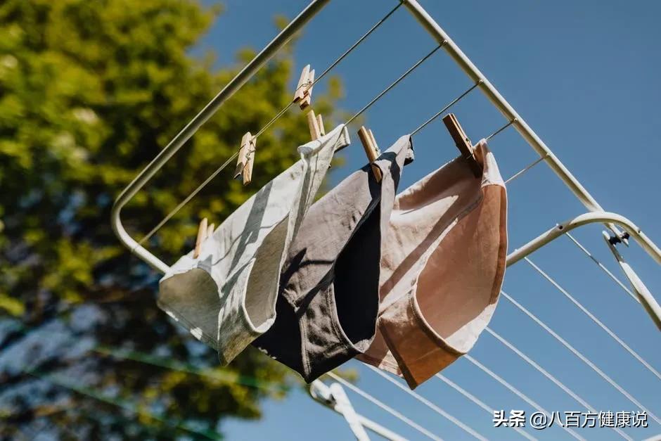 裤上黄黄的还有异味是怎么回事,裤上有褐色的东西是怎么回事