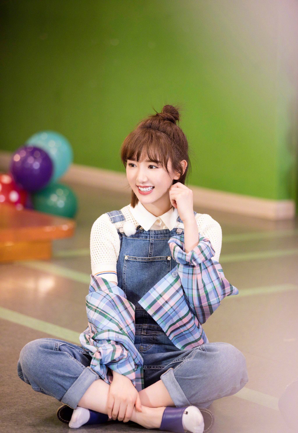 毛晓彤变装视频,毛晓彤黑色西装裙造型