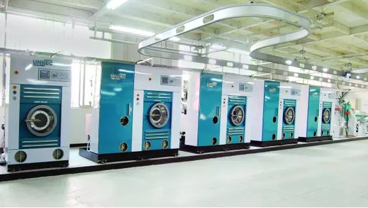 干洗店的衣服是不是用水洗的,干洗店的衣服干洗是怎么洗的