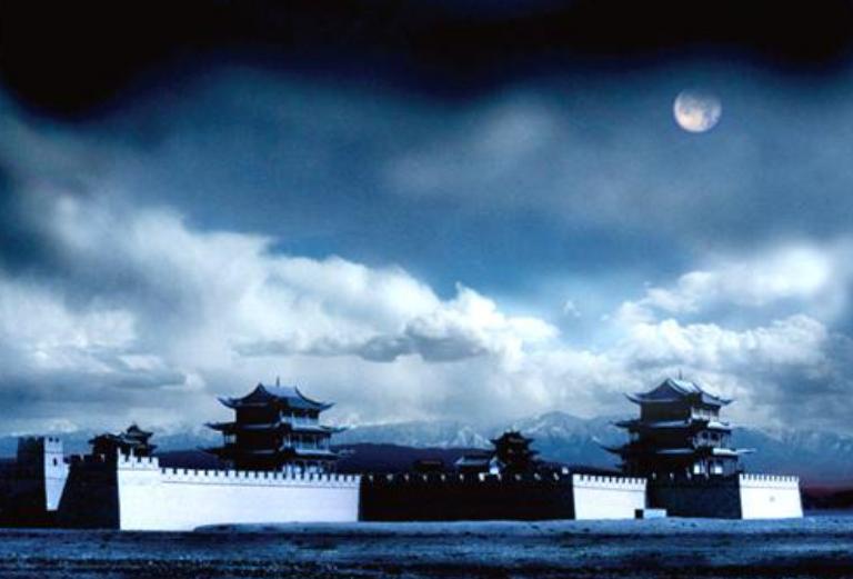 长期不愿往来的王维和李白，各写了一首《从军行》，千年难分高下