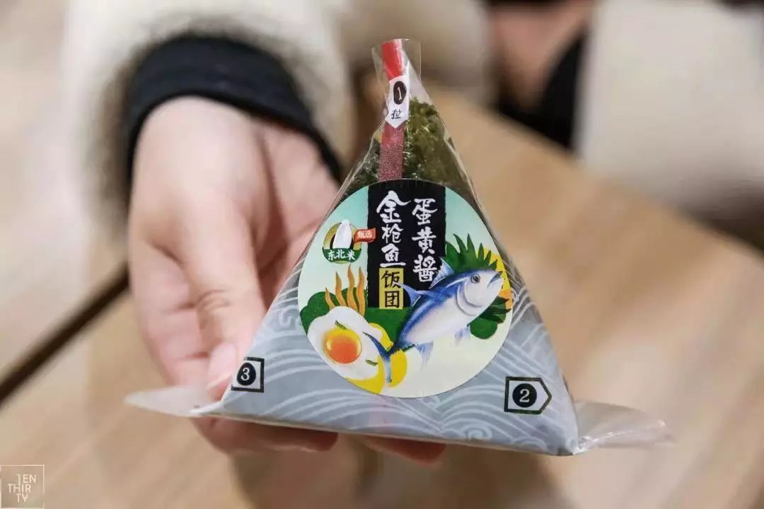 罗森/711两大便利店，谁才是大学生的终极之选？—以武汉财大为例