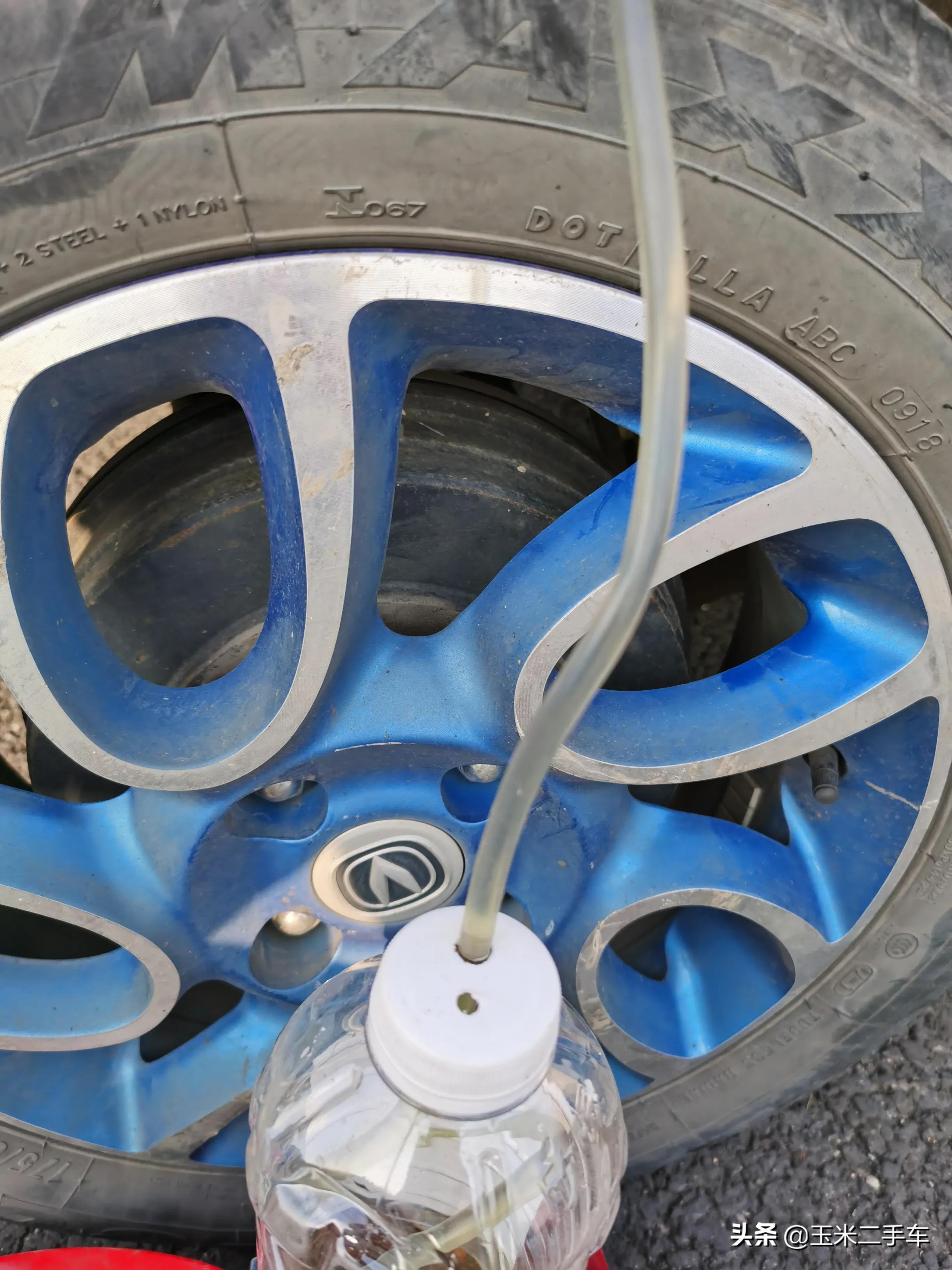 一个人换刹车油最简单的方法,自己一个人换刹车油