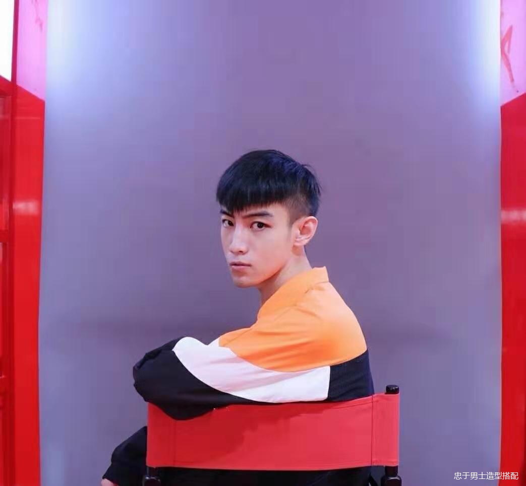 中年男士两边铲光再刻两道痕发型,男士发型两边铲短发定位烫