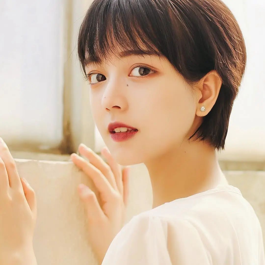 2020最火发型夏天短发女显脸小,几款简单的发型秋冬季最好的选择