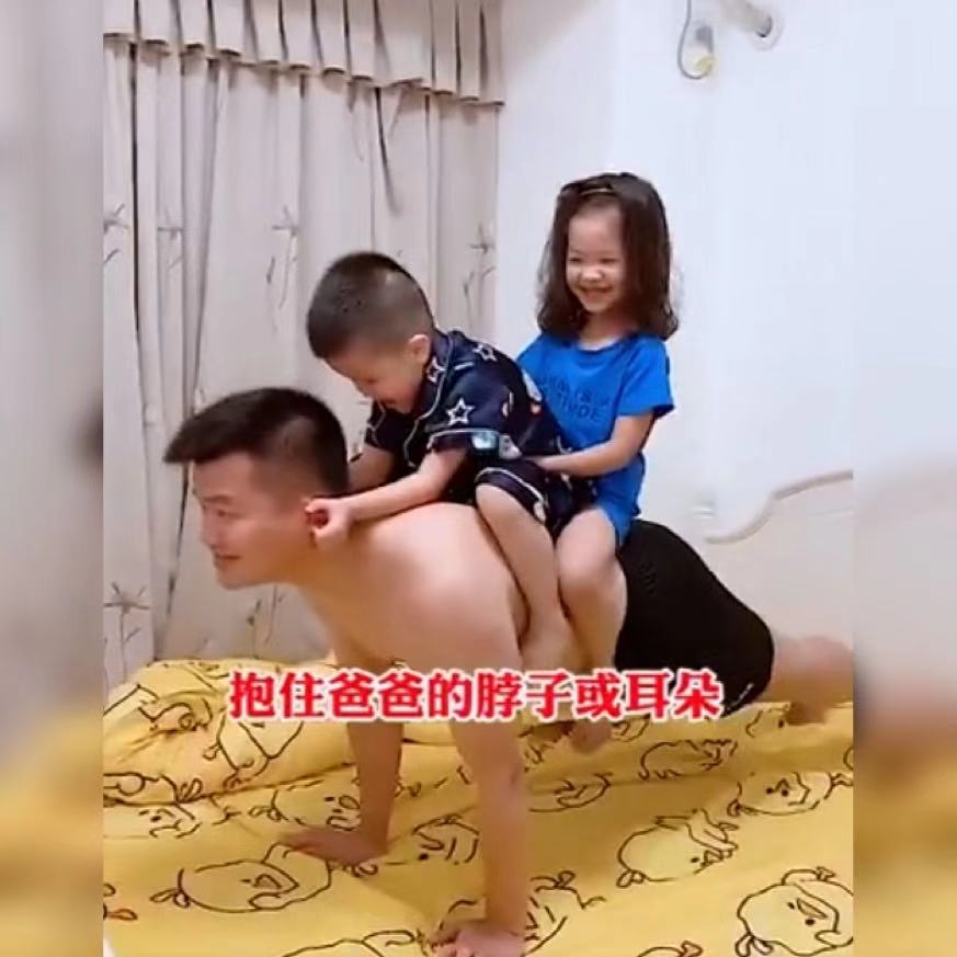 爸爸变身给女儿送惊喜,爸爸变摩托带孩子