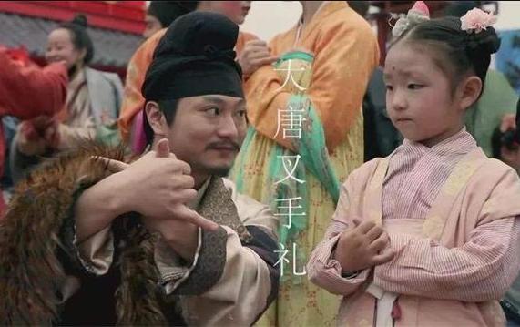 “喏”就是唯诺的由来？长安十二时辰流行的交叉礼，档次火爆升级