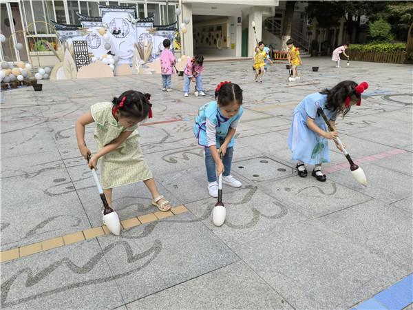 笔墨纸砚润童心，书香画韵趣国庆节：合肥市宿州路幼儿园迎国庆节活动