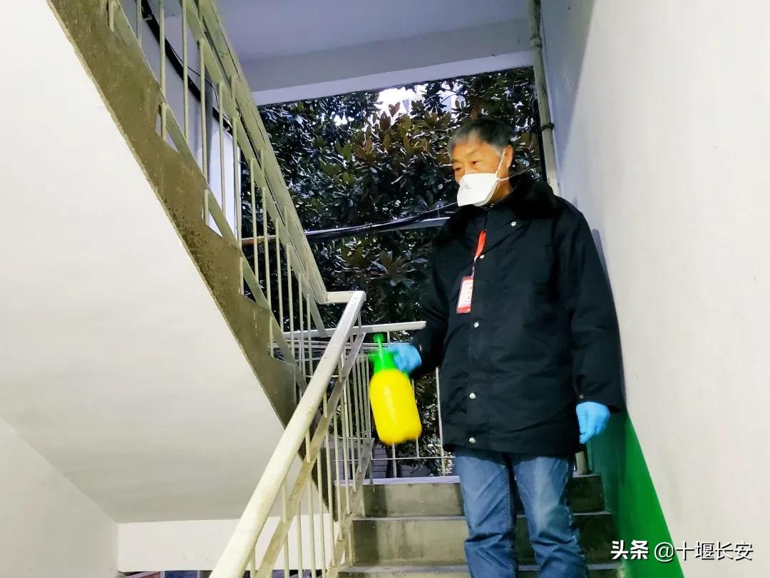 致敬奋斗在抗疫一线的社区工作者,致敬奋斗在一线的抗疫医务工作者