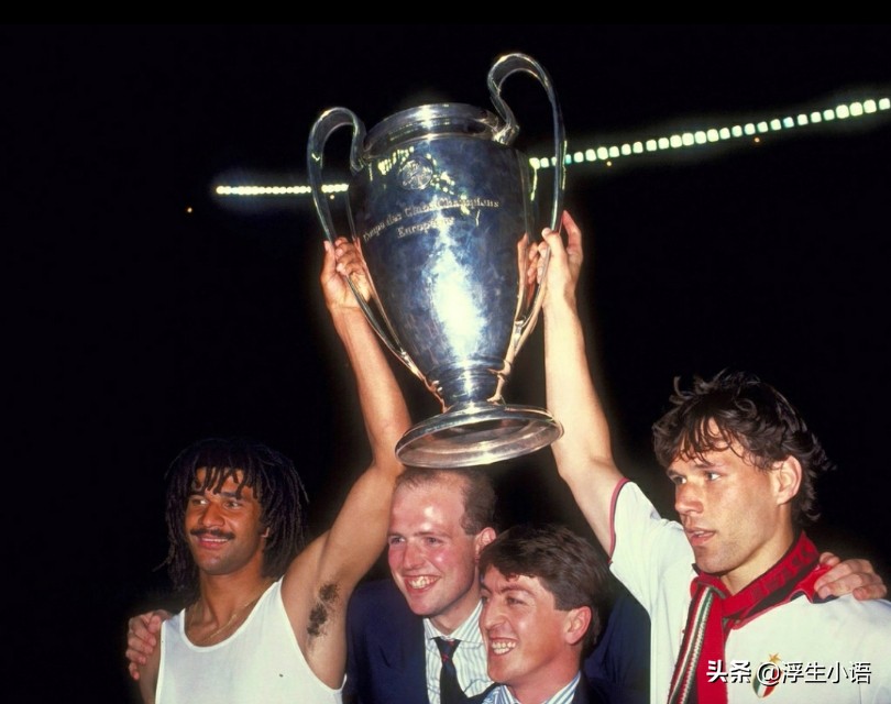 支点中锋踢前腰,足球支点中锋的位置和打法