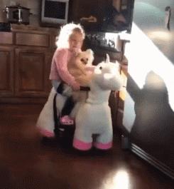 谁说怀孕要送走狗狗？如今狗狗成了孩子专属保镖啦