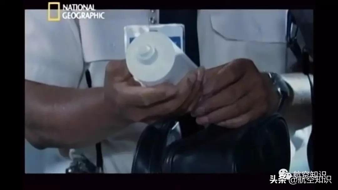 为什么飞机安检不需要摘手表,为啥飞机安检不能带酸奶