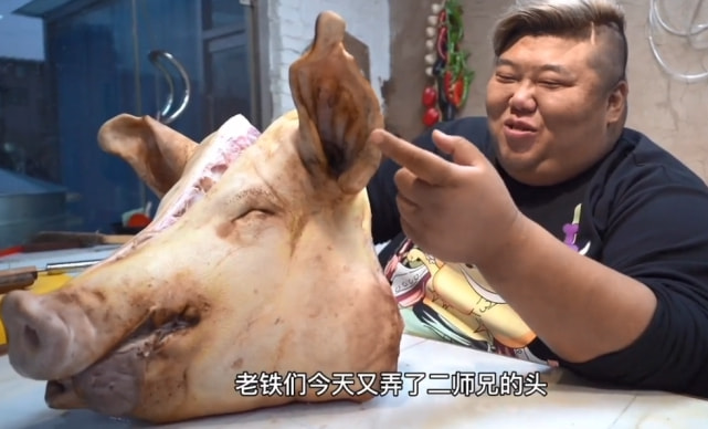 大胃王胖猴仔吃一整个猪头，呼吸困难症状加重，网友：相煎何太急