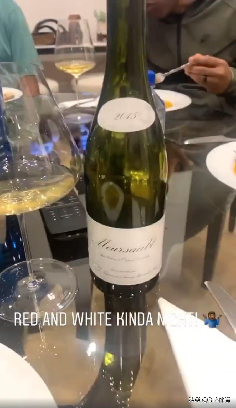 詹皇祖孙3代共进晚餐！开2瓶葡萄酒庆祝，餐后陪老丈人打扑克不来钱