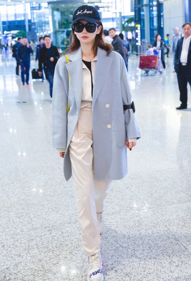 时尚女星戚薇的西装穿搭气场全开,戚薇的干练风连体服穿搭气场全开