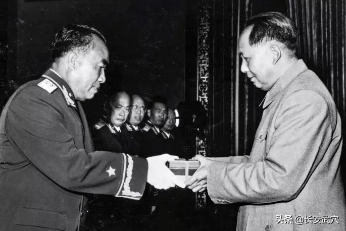 *德朱**位列元帅之首，可授衔证书却不是001号，001号究竟给了谁？