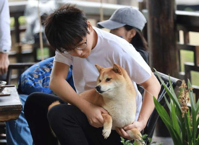 彭昱畅晒28岁庆生照,论彭昱畅的可爱与美貌