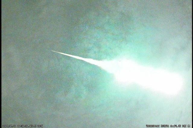 日本多地上空出现闪光火球,日本巨大“火球”划过夜空