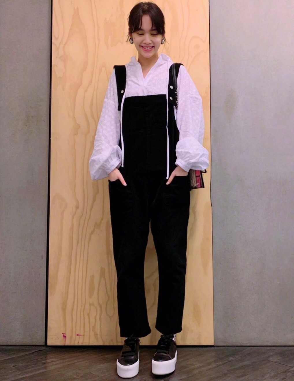 还在穿阔腿裤的你可能不知道，时髦精都悄悄穿起了束脚裤和背带裤