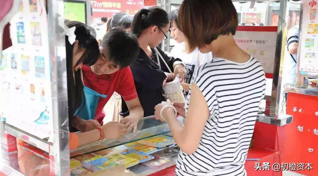 25亿奖金没人领，半年损失326亿！全国最大“连锁店”，卖不动了