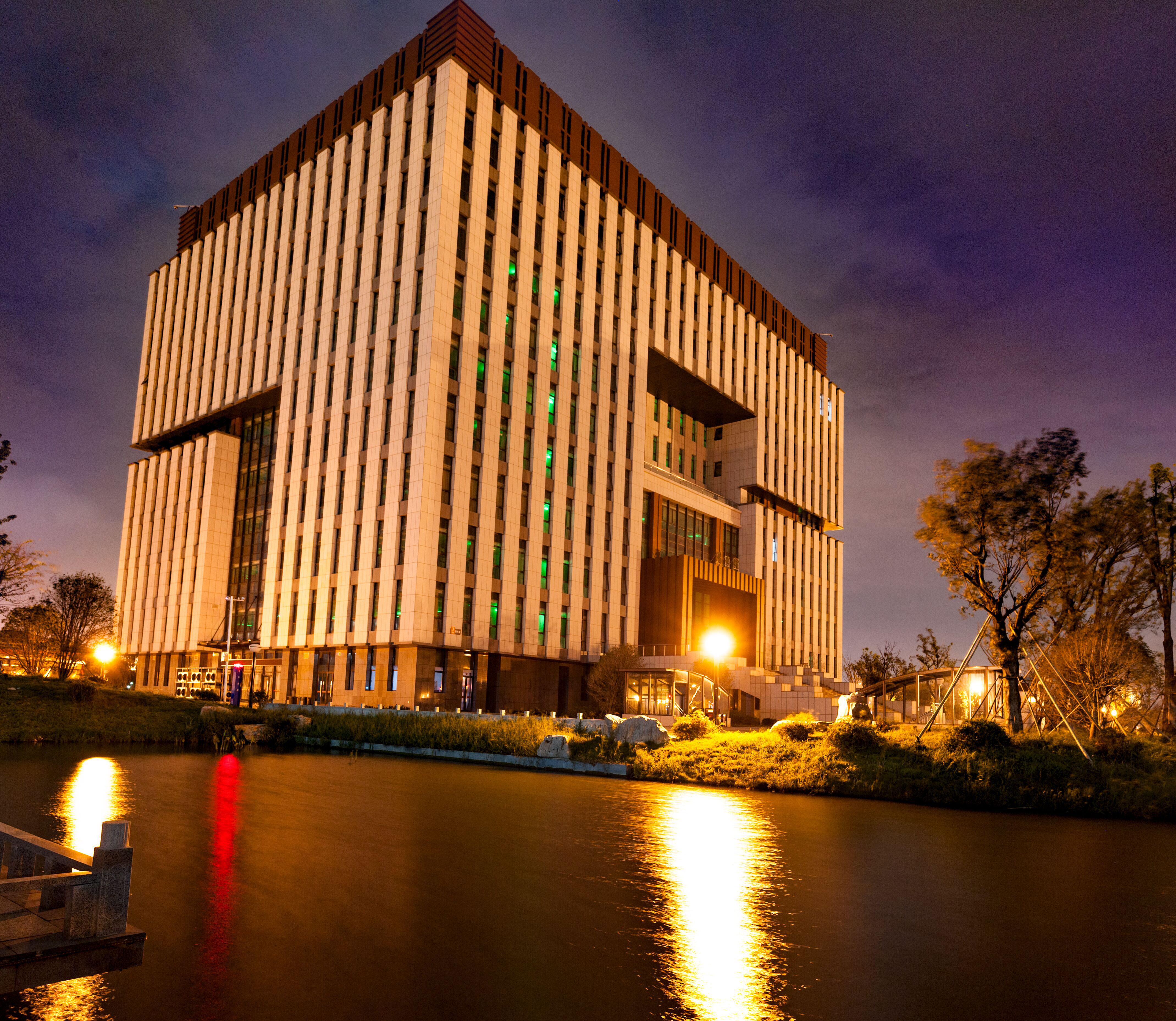 三面环水园林式布局，环境典雅的学校，想来吗？