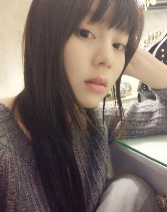 《一路向西》女主角，帐篷中的美女校花晒自拍，你来看变了吗？