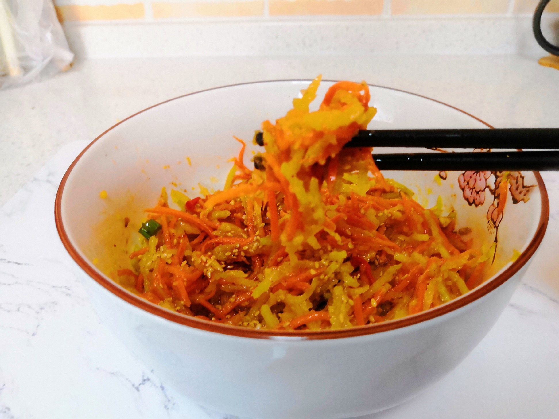 一个土豆和胡萝卜可以做什么美食,土豆和胡萝卜不加配料的神仙吃法