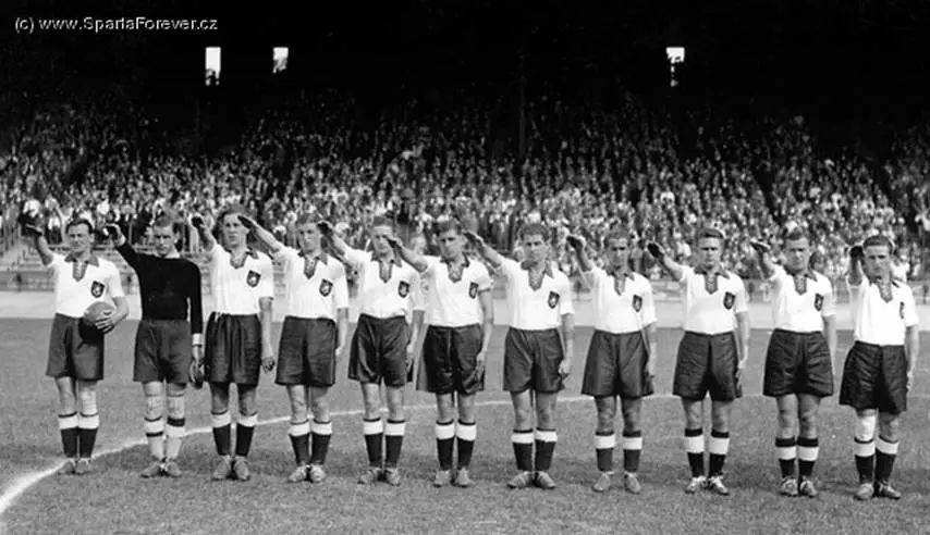 足球史上以一己之力力挽狂澜,足球球员生死时刻