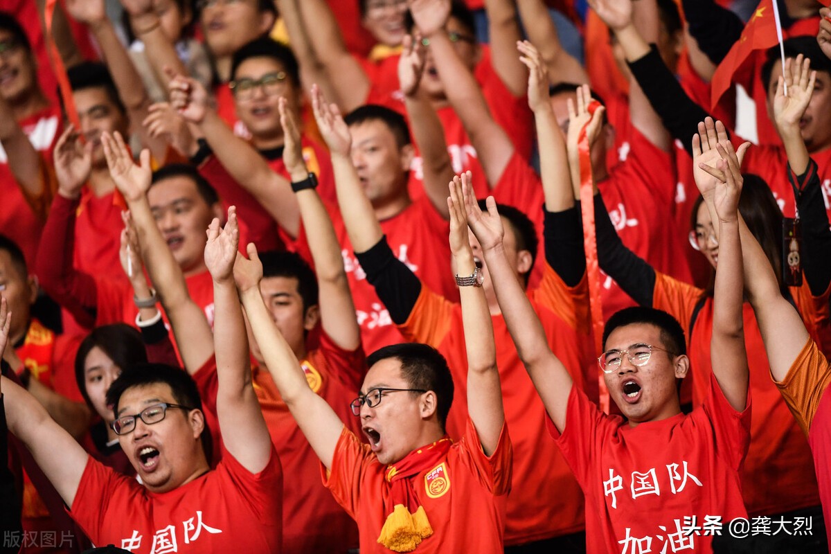 3-2，国足读秒绝杀越南队，为国庆节献礼，国足的血性和韧劲回来了