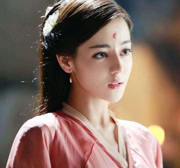 杨幂造型独特出席盛典,杨幂惊艳亮相完整版