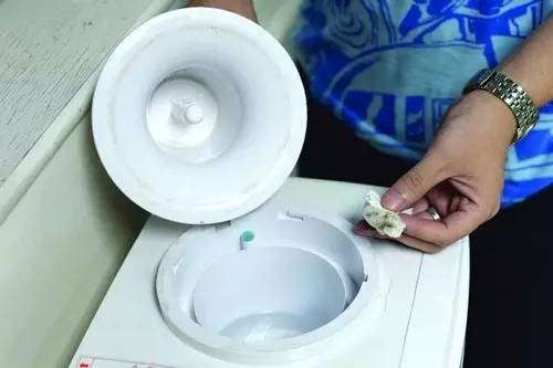 饮水机桶子里面脏怎么洗得干净,家用饮水机如何彻底清洁