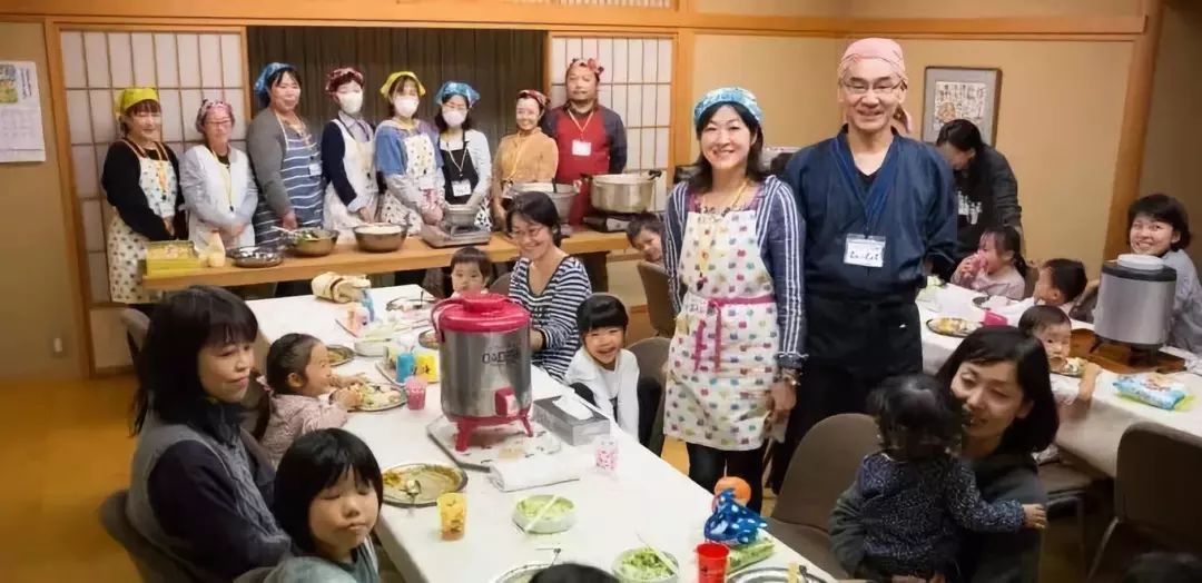 他的“三无”章鱼烧只卖给学生，却受到无数家长欢迎|日本·草津