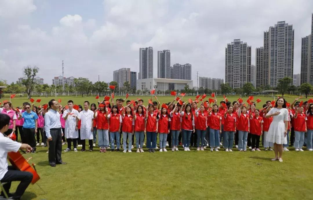 拍个快闪都是爱你的形状！2000多人在金湾以歌示爱录MV为她过生日