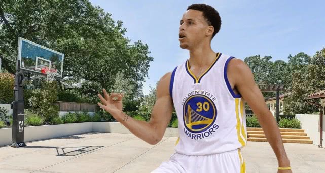 库里5小时组装篮球架！16天后终于打上球，3100万豪宅竟没球场？