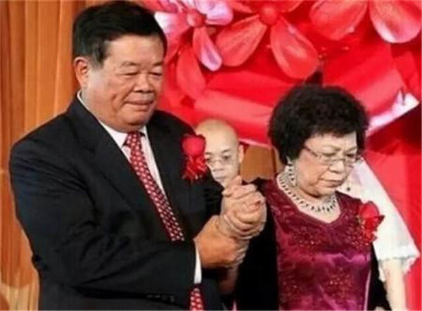 一个男人把他上亿的财产全部记在老婆名下，这是为什么？